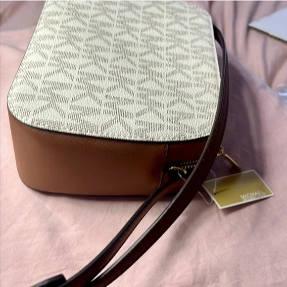 Michael Kors Houston Large Zip Crossbody Bag cream/tan retail $198 - Picture 8 of 12